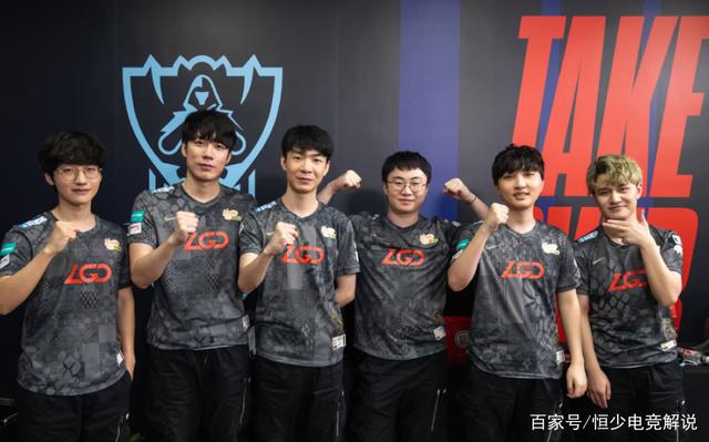 显得略有不 显得略有不