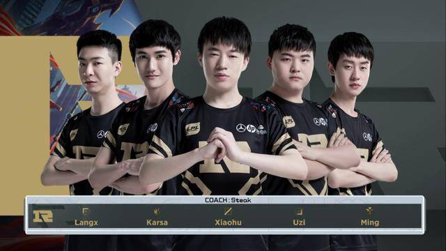 球员抱成一 球员抱成一